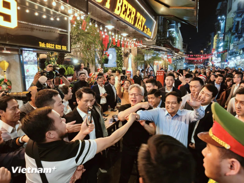 范明正总理同黄仁勋先生体验河内夜间生活。 范明正总理同黄仁勋先生体验河内夜间生活。