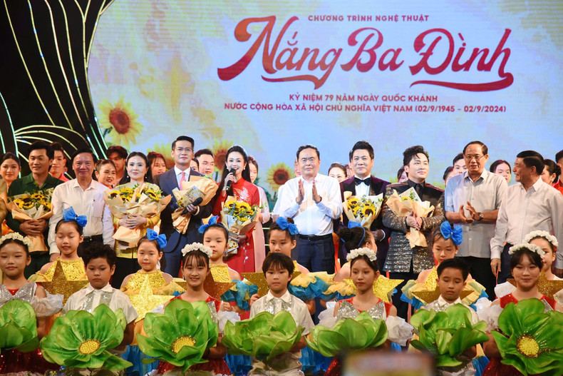 国会主席陈青敏同艺人们合影。（图片来源：人民代表报）