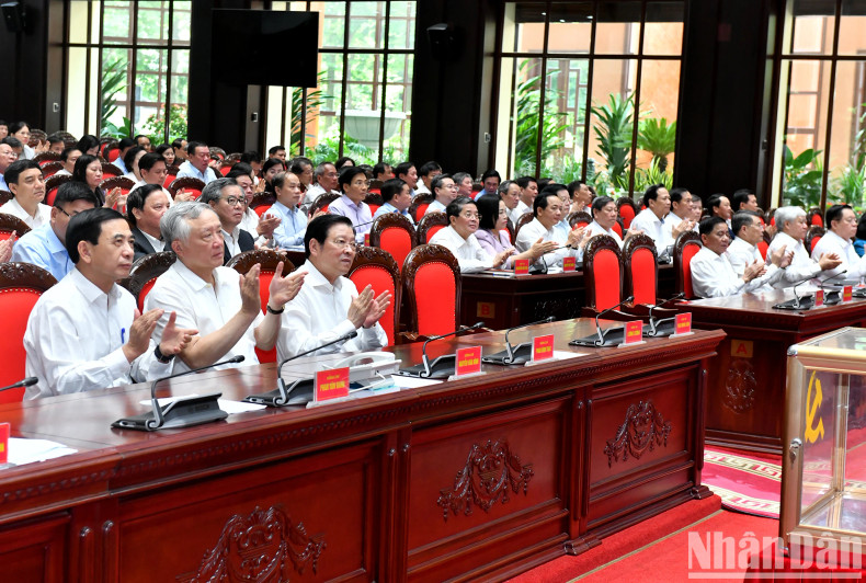 各位代表出席会议闭幕会。