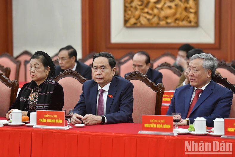 党、国家领导人出席活动。