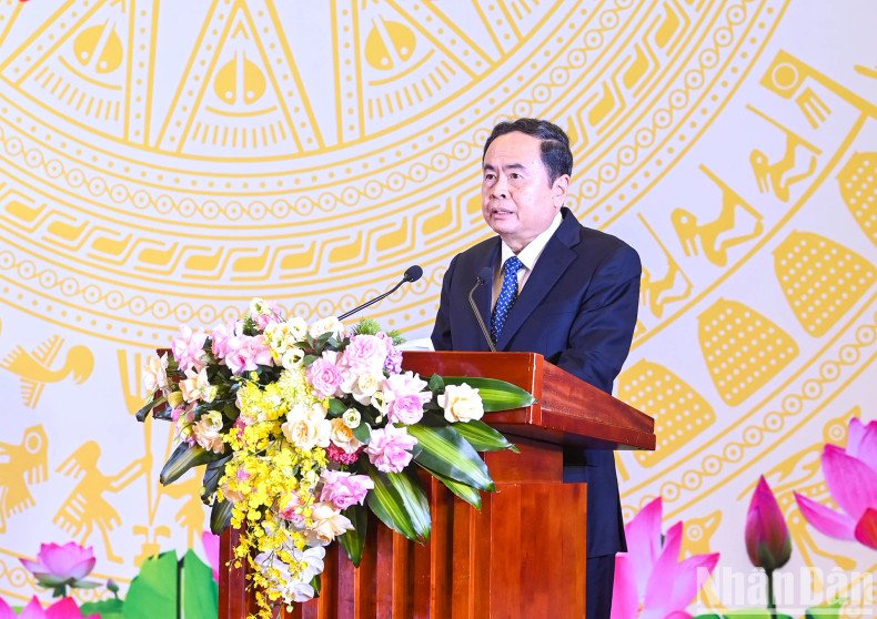 国会主席陈青敏发表讲话。