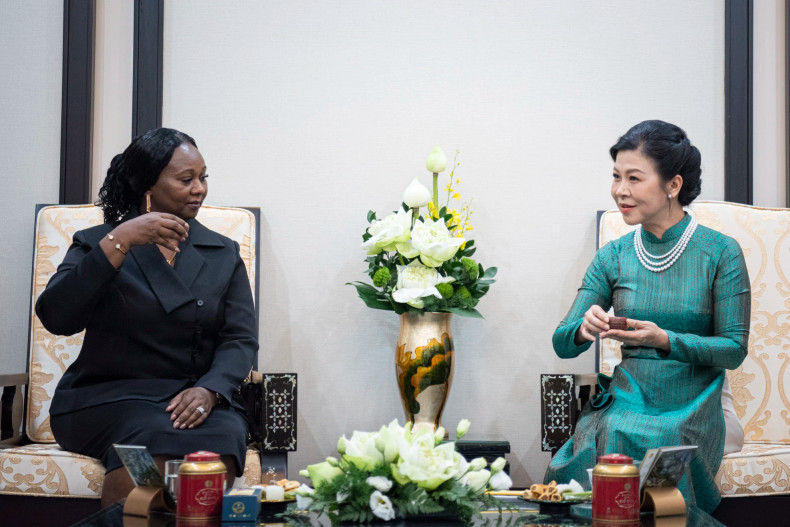 越共中央总书记、国家主席苏林夫人吴芳璃同几内亚比绍总统夫人进行茶叙。 越共中央总书记、国家主席苏林夫人吴芳璃同几内亚比绍总统夫人进行茶叙。