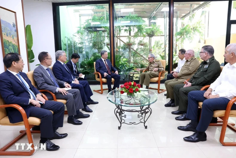 越共中央总书记、国家主席苏林会见古巴革命领袖——劳尔•卡斯特罗•鲁斯大将。(图片来源:越通社) 越共中央总书记、国家主席苏林会见古巴革命领袖——劳尔•卡斯特罗•鲁斯大将。(图片来源:越通社)