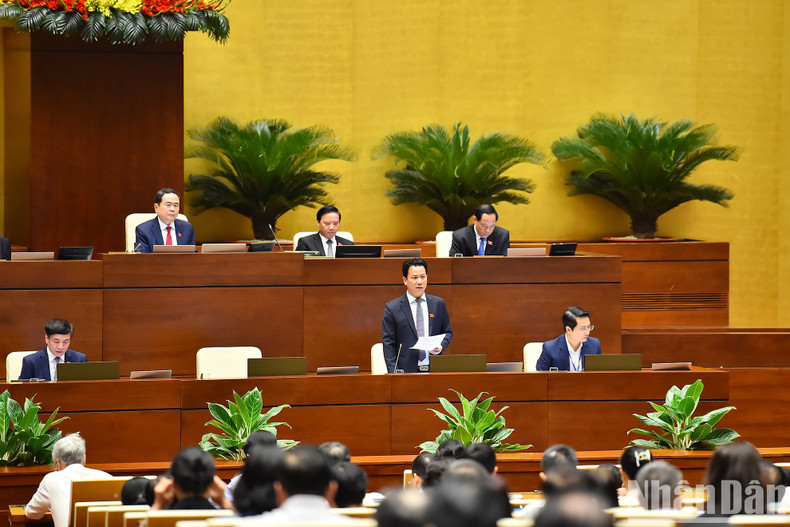 邓国庆部长回答质询。 邓国庆部长回答质询。