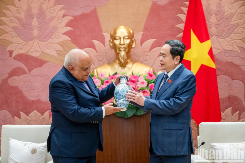 国会主席陈青敏向古巴驻越大使奥兰多·尼古拉斯·吉伦赠送纪念品。