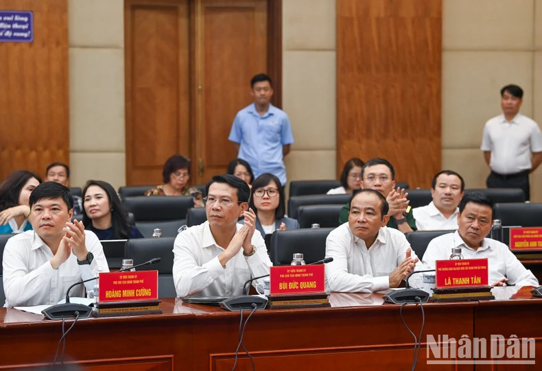 海防市各位领导人出席会议。