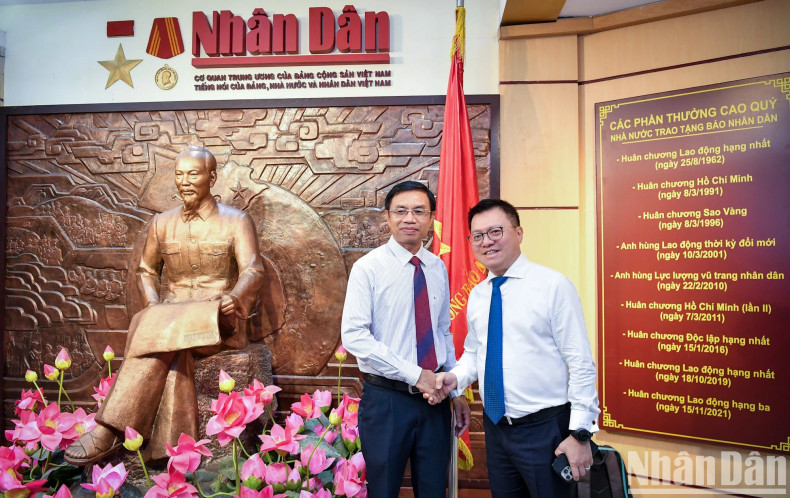 黎国明总编辑和老挝《人民报》社副总编辑西万·霍姆萨亚德。