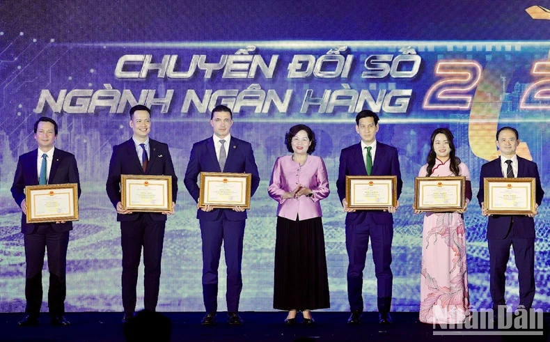 国家银行行长向在数字换转型中取得优异成绩的单位授予奖项。