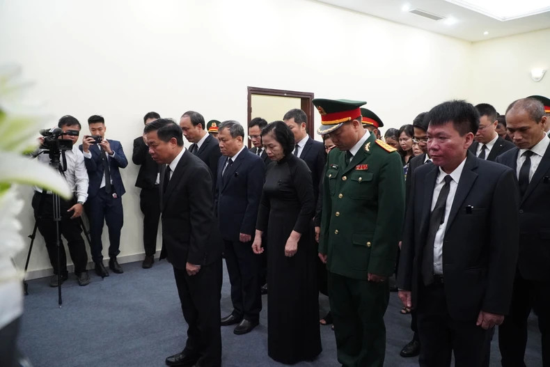 越南驻柬埔寨大使阮辉增和各位代表为阮富仲总书记默哀一分钟。 越南驻柬埔寨大使阮辉增和各位代表为阮富仲总书记默哀一分钟。