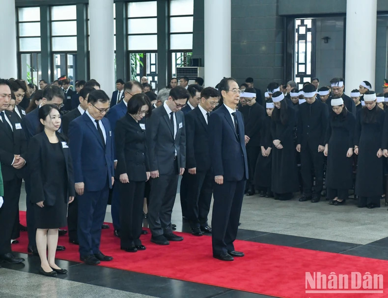 韩国代表团吊唁越共中央总书记阮富仲逝世。