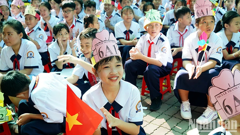 黎成功初中一年级学生脸上洋溢着喜悦。