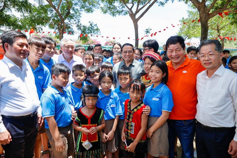 范明正总理于9月1日下午造访岘港市希望学校。(图片来源:VGP) 范明正总理于9月1日下午造访岘港市希望学校。(图片来源:VGP)