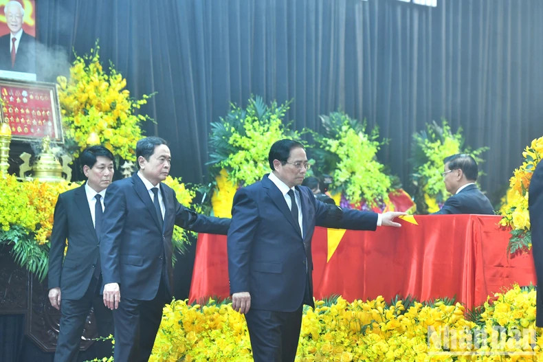 越南政府总理范明正、国会主席陈青敏、中央书记处常务书记梁强与阮富仲总书记告别。