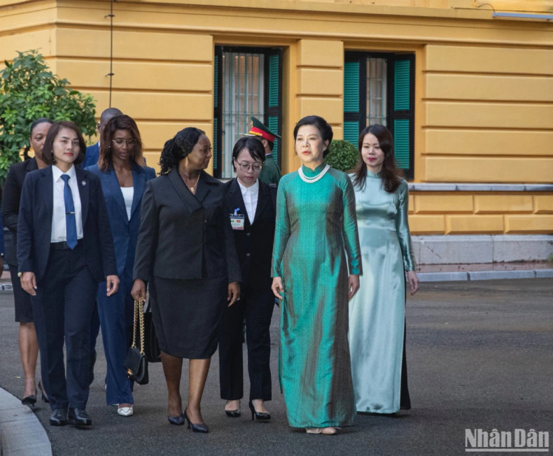 越共中央总书记、国家主席苏林夫人吴芳璃同几内亚比绍总统夫人进行茶叙。 越共中央总书记、国家主席苏林夫人吴芳璃同几内亚比绍总统夫人进行茶叙。