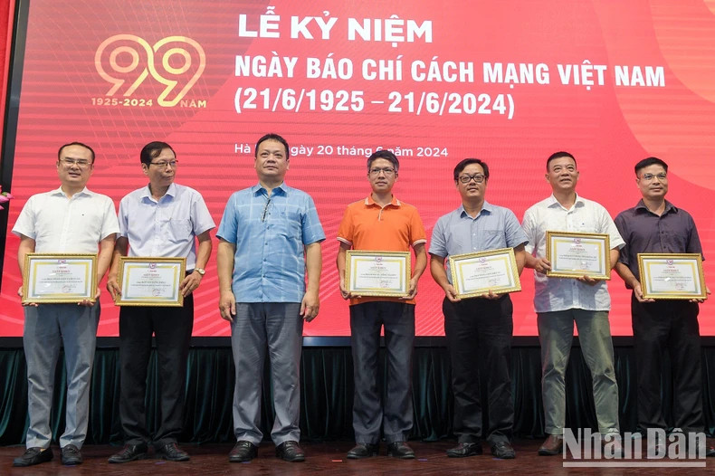 《人民报》社新闻工作者分会向2023年在新闻工作业务和工作中取得优秀成绩的8个集体代表授予奖状。 《人民报》社新闻工作者分会向2023年在新闻工作业务和工作中取得优秀成绩的8个集体代表授予奖状。