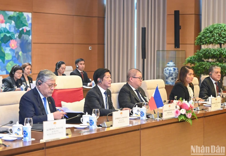 出席会见的菲律宾代表团。 出席会见的菲律宾代表团。
