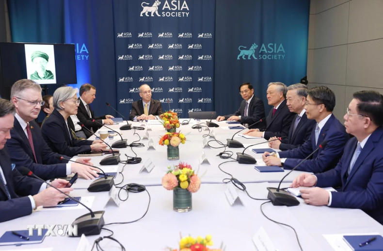 越共中央总书记、国家主席苏林在纽约会见美国亚洲协会主席兼首席执行官康京和。(图片来源:越通社) 越共中央总书记、国家主席苏林在纽约会见美国亚洲协会主席兼首席执行官康京和。(图片来源:越通社)