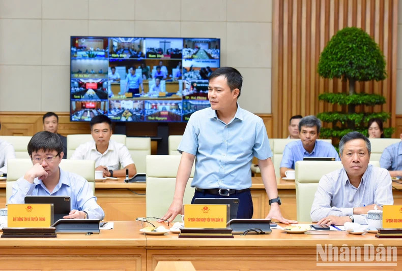 越南军队工业-电信集团董事长兼总经理曹德胜发表讲话。