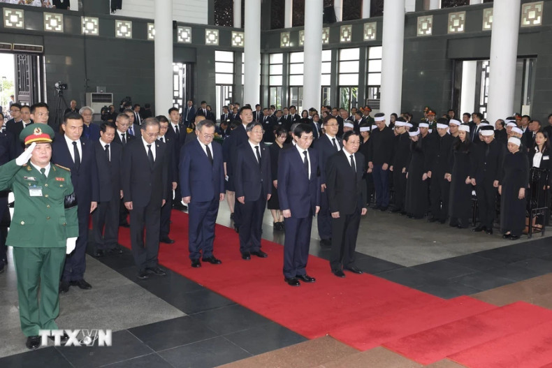 中共中央政治局常委、中国全国政协主席王沪宁代表团吊唁阮富仲总书记逝世。（图片来源：越通社）