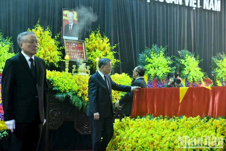 越南国家主席苏林与阮富仲总书记告别。