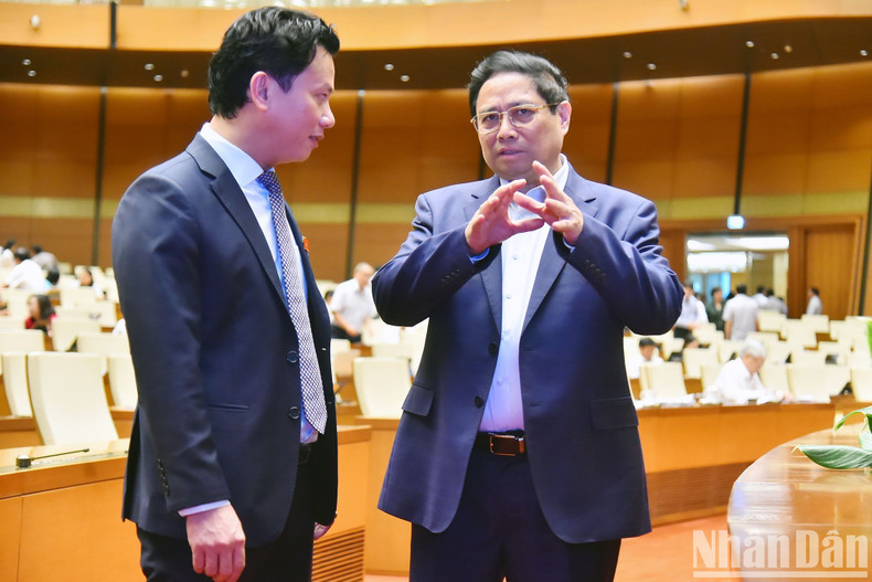 范明正总理和越南自然资源与环境部部长邓国庆。 范明正总理和越南自然资源与环境部部长邓国庆。