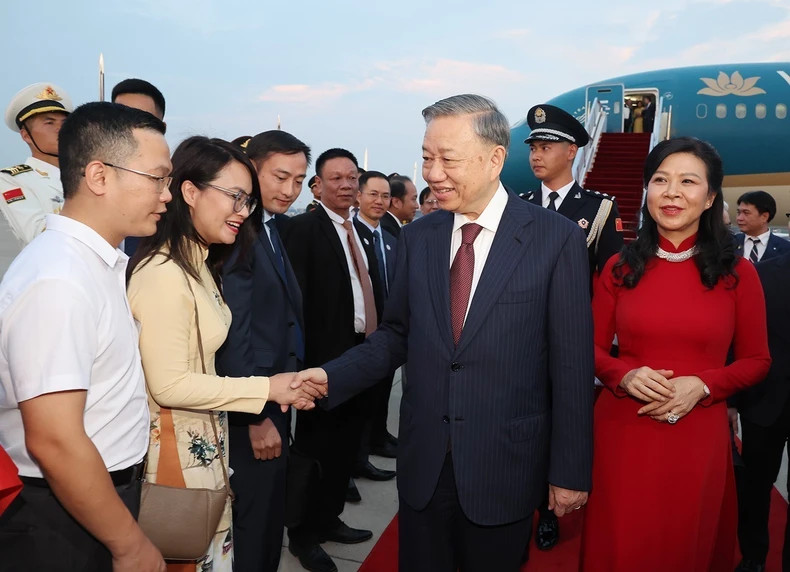 苏林总书记、国家主席和夫人欢迎仪式在北京国际机场举行。(图片来源:越通社) 苏林总书记、国家主席和夫人欢迎仪式在北京国际机场举行。(图片来源:越通社)
