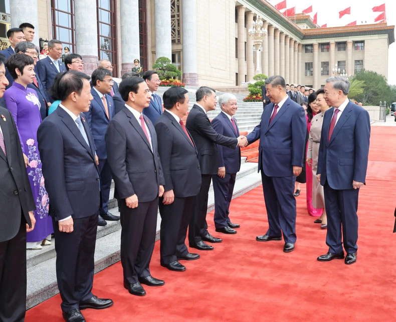 习近平总书记、国家主席在欢迎仪式上同越南高级代表团正式成员一一握手。(图片来源:越通社) 习近平总书记、国家主席在欢迎仪式上同越南高级代表团正式成员一一握手。(图片来源:越通社)