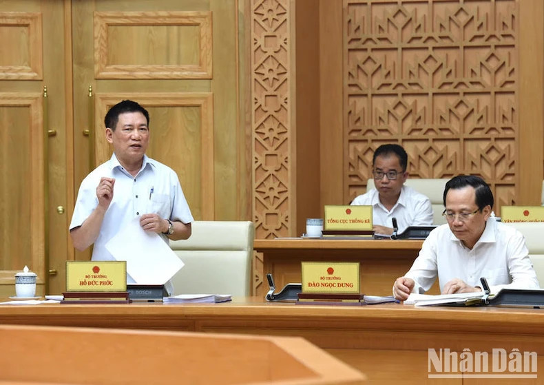 越南财政部部长胡德福发表讲话。 越南财政部部长胡德福发表讲话。