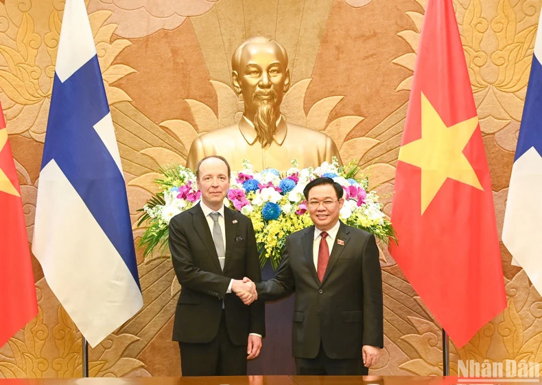 越南国会主席王廷惠和芬兰议会议长尤西·哈拉阿霍。 越南国会主席王廷惠和芬兰议会议长尤西·哈拉阿霍。