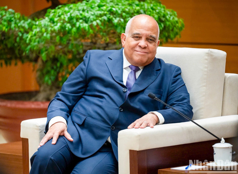 古巴驻越大使奥兰多·尼古拉斯·吉伦在会见中发表讲话。