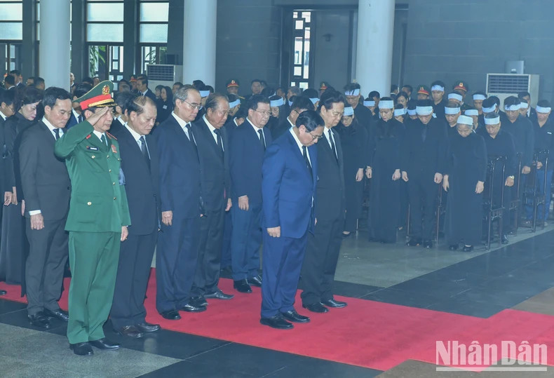 由越南政府总理范明正率领的政府代表团吊唁越共中央总书记阮富仲逝世。