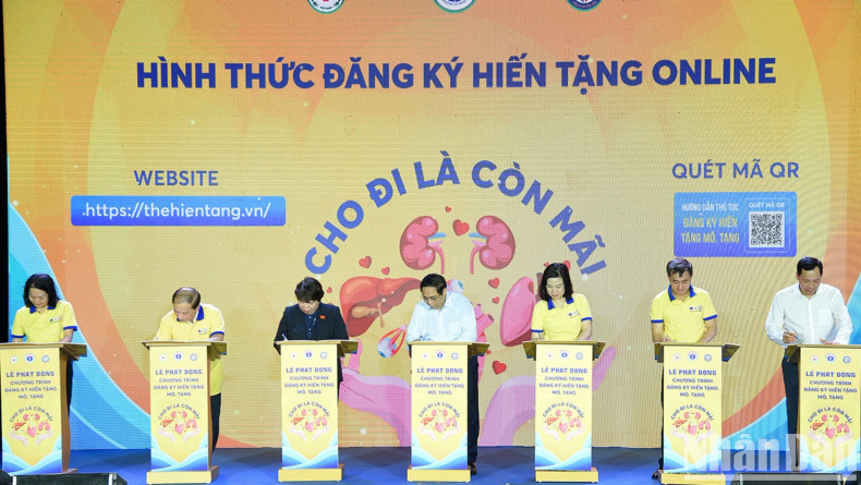 范明正总理和与会代表登记捐赠人体器官。