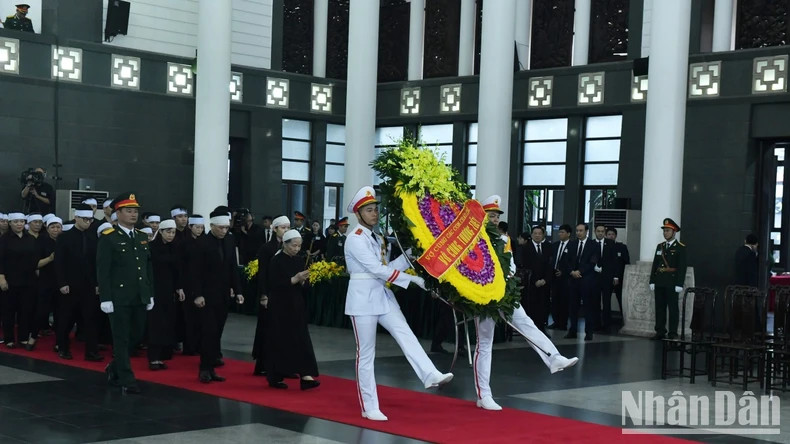 阮富仲总书记阮富仲家属吊唁越共中央总书记逝世。 阮富仲总书记阮富仲家属吊唁越共中央总书记逝世。