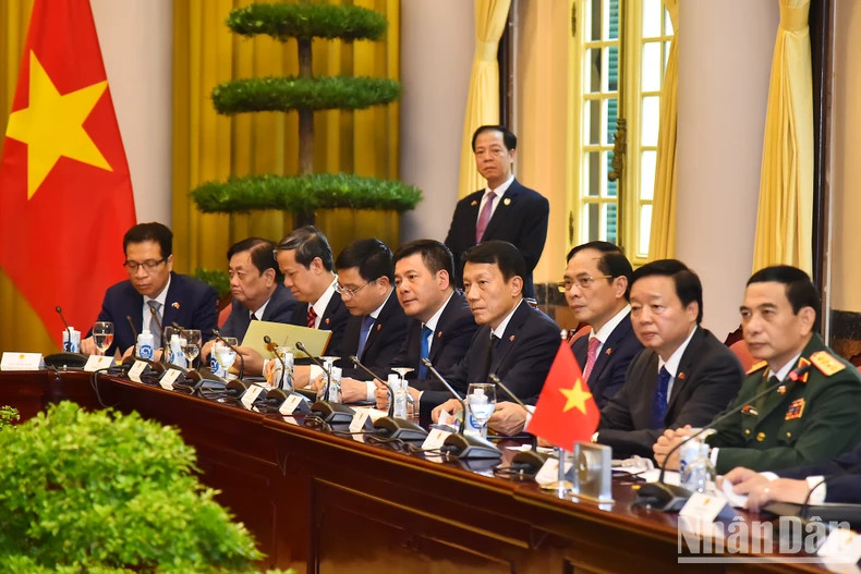 越南高级代表团出席会谈。 越南高级代表团出席会谈。