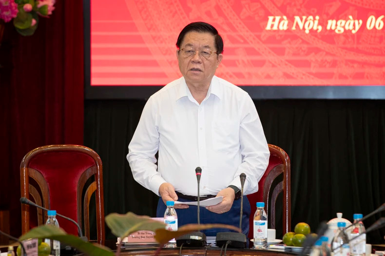 越共中央政治局委员、中央书记处书记、中央宣教部部长阮重义发表讲话。 越共中央政治局委员、中央书记处书记、中央宣教部部长阮重义发表讲话。