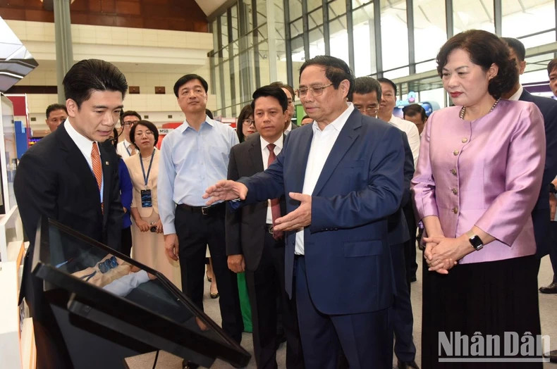 范明正总理参观银行业数字化转型应用展。