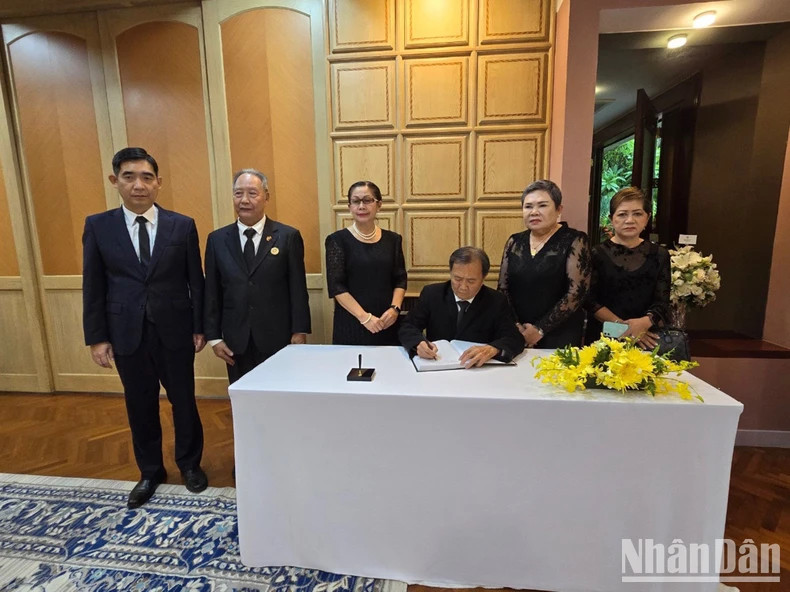 旅居泰国侨胞在吊唁簿上留言。