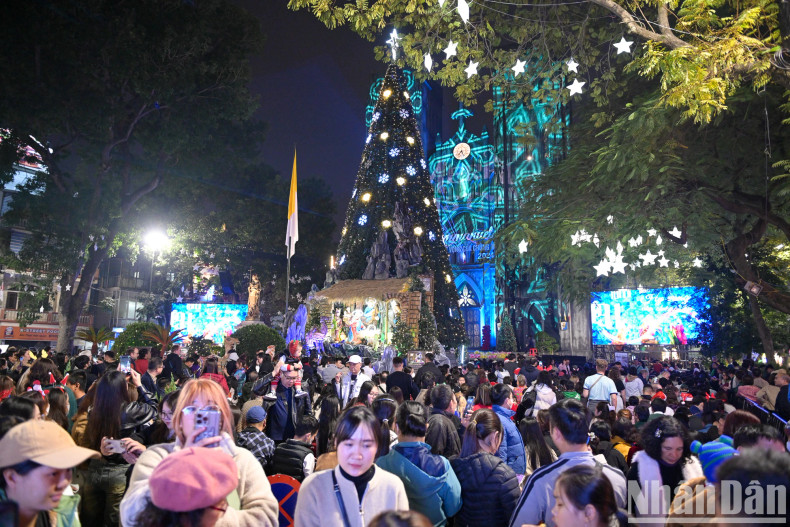 人们聚集在大教堂，共同庆祝一个温馨祥和的圣诞节。