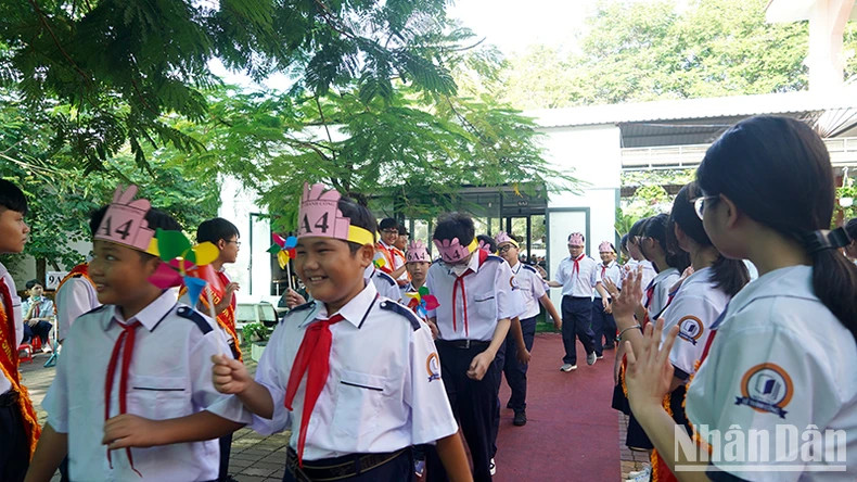 黎成功初中学生们喜迎新学年。