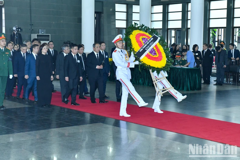 国家主席办公厅代表团吊唁越共中央总书记阮富仲逝世。 国家主席办公厅代表团吊唁越共中央总书记阮富仲逝世。