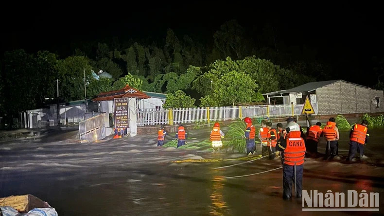 永福省公安连夜支援被困在台风中的一户家庭。 永福省公安连夜支援被困在台风中的一户家庭。