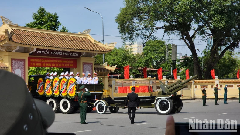 载有阮富仲总书记灵柩的灵车抵达梅驿陵园。 载有阮富仲总书记灵柩的灵车抵达梅驿陵园。