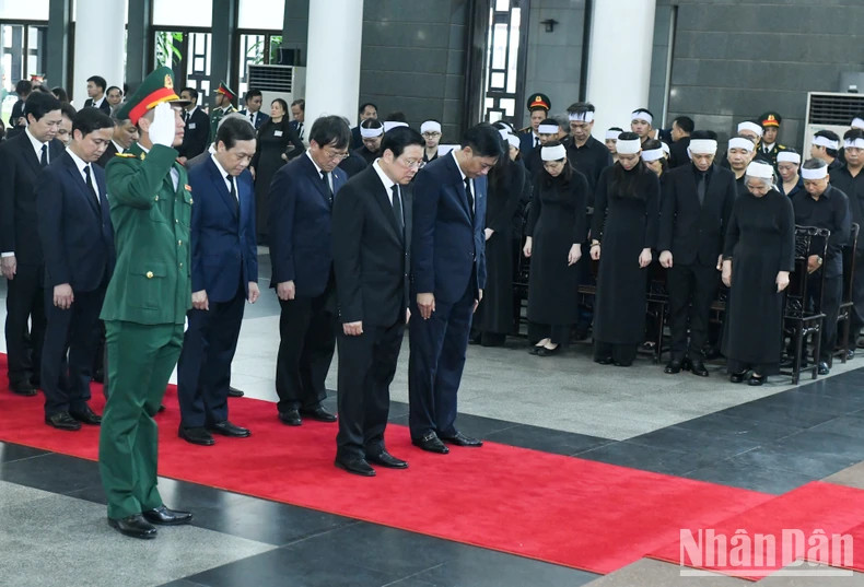 越共中央内政部代表团吊唁越共中央总书记阮富仲逝世。 越共中央内政部代表团吊唁越共中央总书记阮富仲逝世。