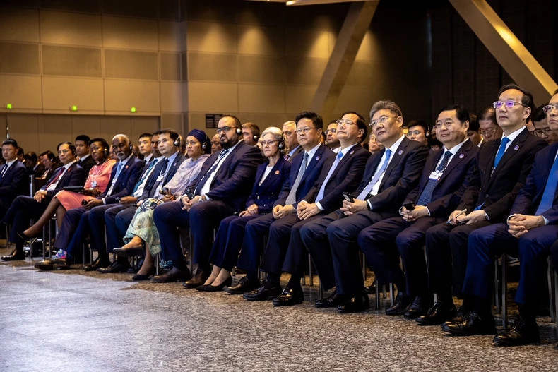 出席世界经济论坛第十五届新领军者年会全体会议的各位国际代表。 出席世界经济论坛第十五届新领军者年会全体会议的各位国际代表。