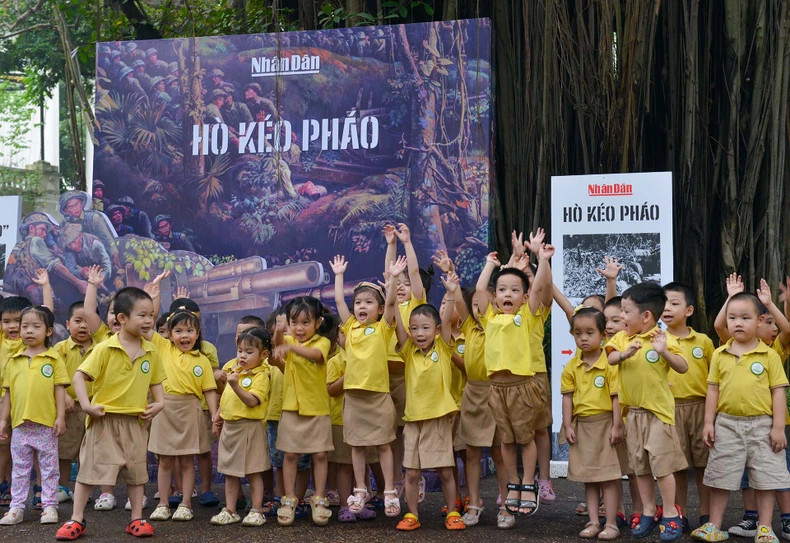 八月幼儿园学生们兴高采烈参观全景图。 八月幼儿园学生们兴高采烈参观全景图。