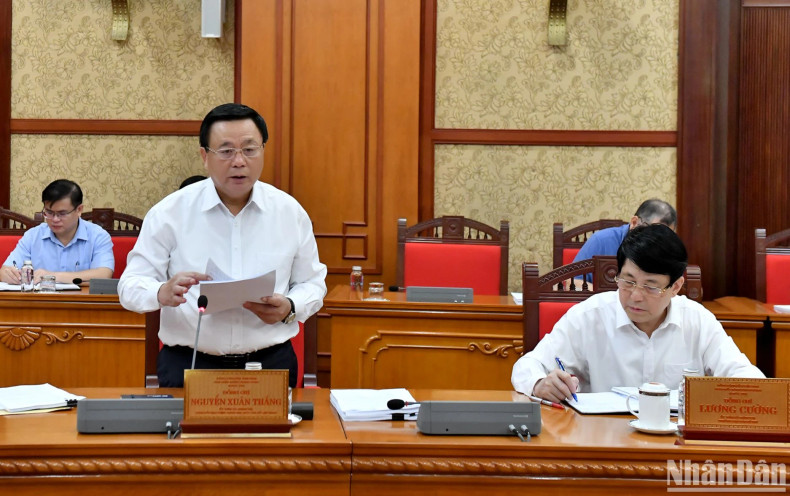 越共中央政治局委员、胡志明国家政治学院院长、中央理论委员会主席阮春胜在会上作报告。