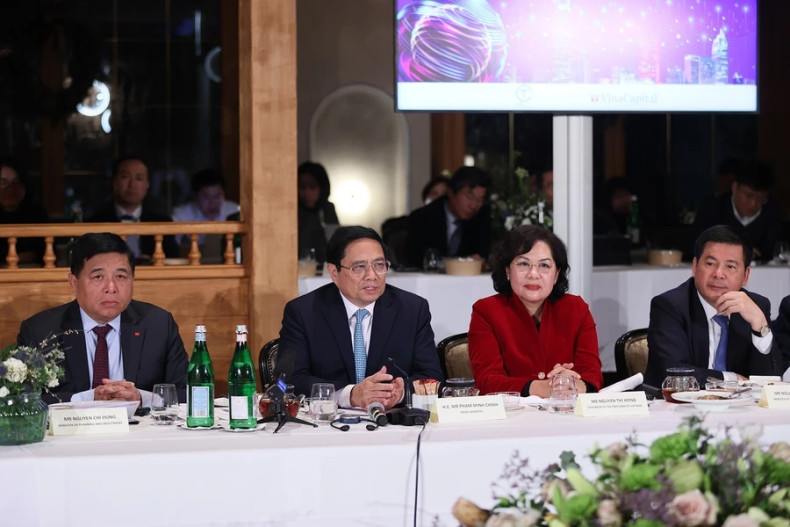 范明正总理发表讲话。