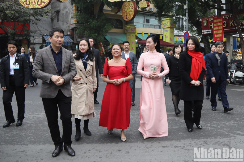 越南国家主席夫人和菲律宾总统夫人参观梳街传统花市。 越南国家主席夫人和菲律宾总统夫人参观梳街传统花市。