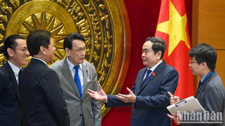 越南国会主席陈青敏同日本自民党政务调查会长渡海纪三朗交谈。 越南国会主席陈青敏同日本自民党政务调查会长渡海纪三朗交谈。