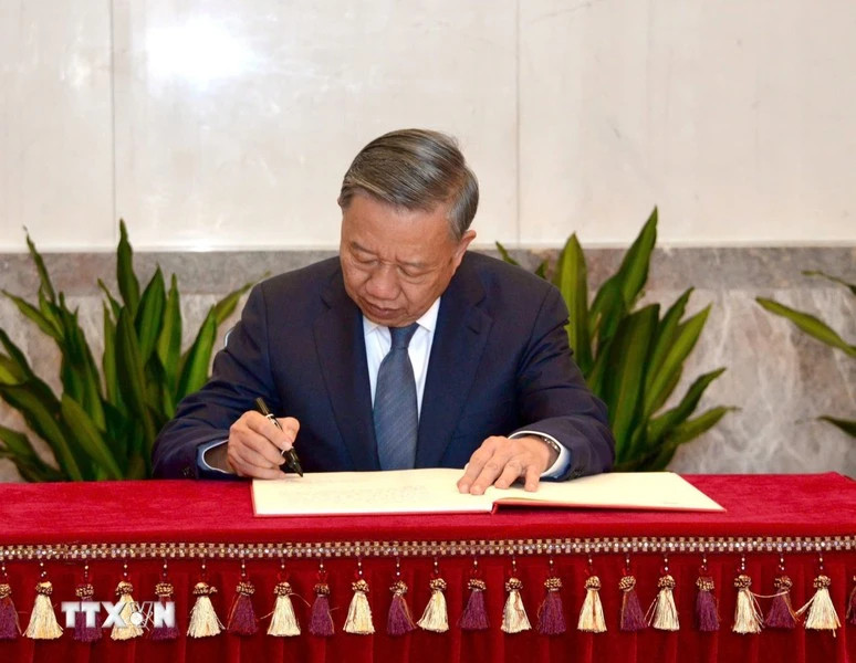 越共中央总书记、国家主席苏林在毛泽东主席纪念堂写下感想。